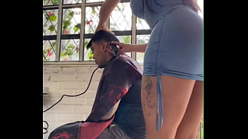 HACIENDOME UN CORTE DE CABELLO SENSUAL MI ESTILISTA SEXUAL