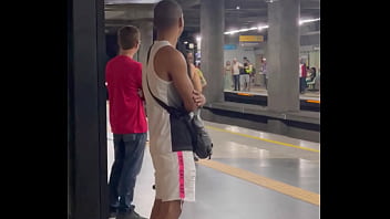 Estava a caminho da academia quando encontrei o novinho no metrô_ , acabei seguindo ele, o final foi ele fudendo meu cu na mata